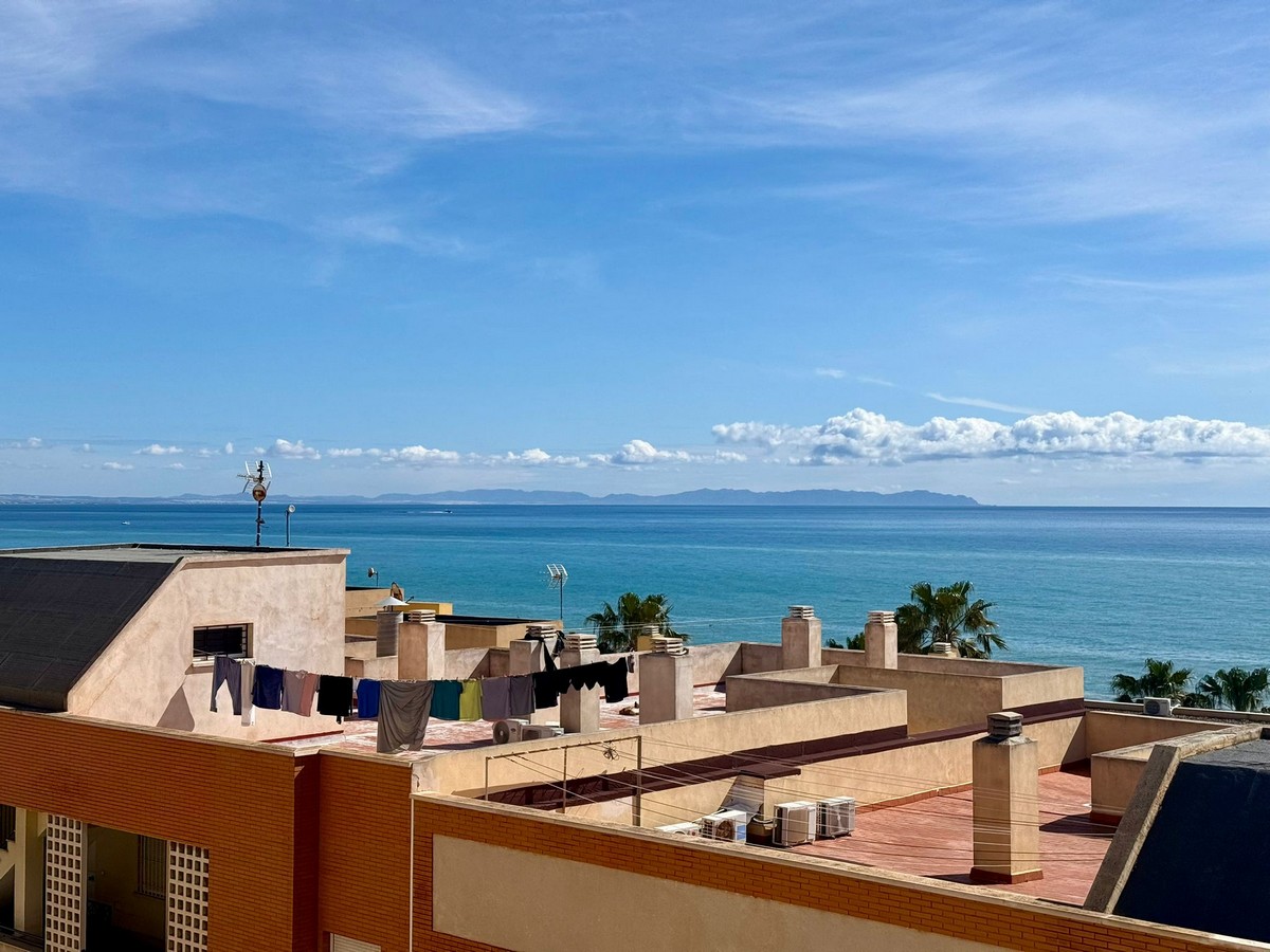 Ático con vistas al mar en Playa de la Bajadilla