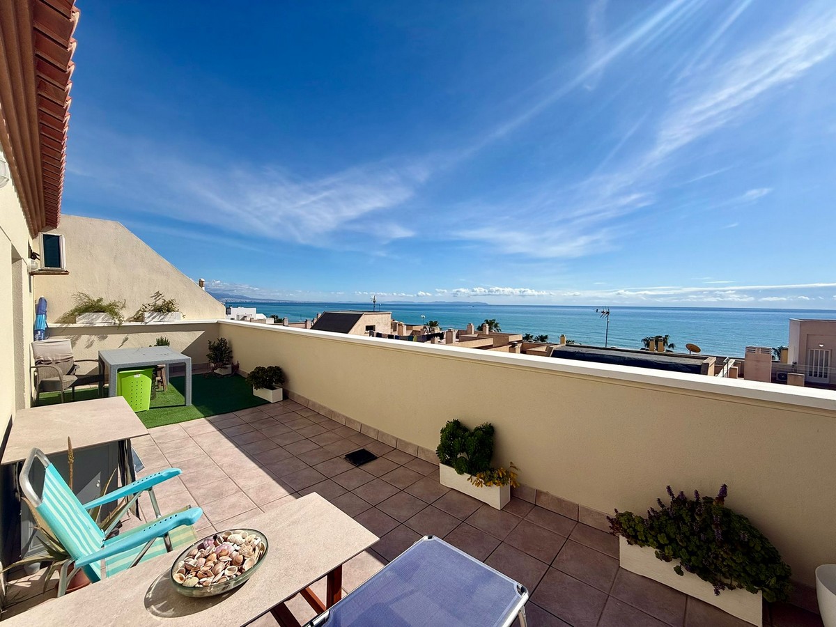 Ático con vistas al mar en Playa de la Bajadilla