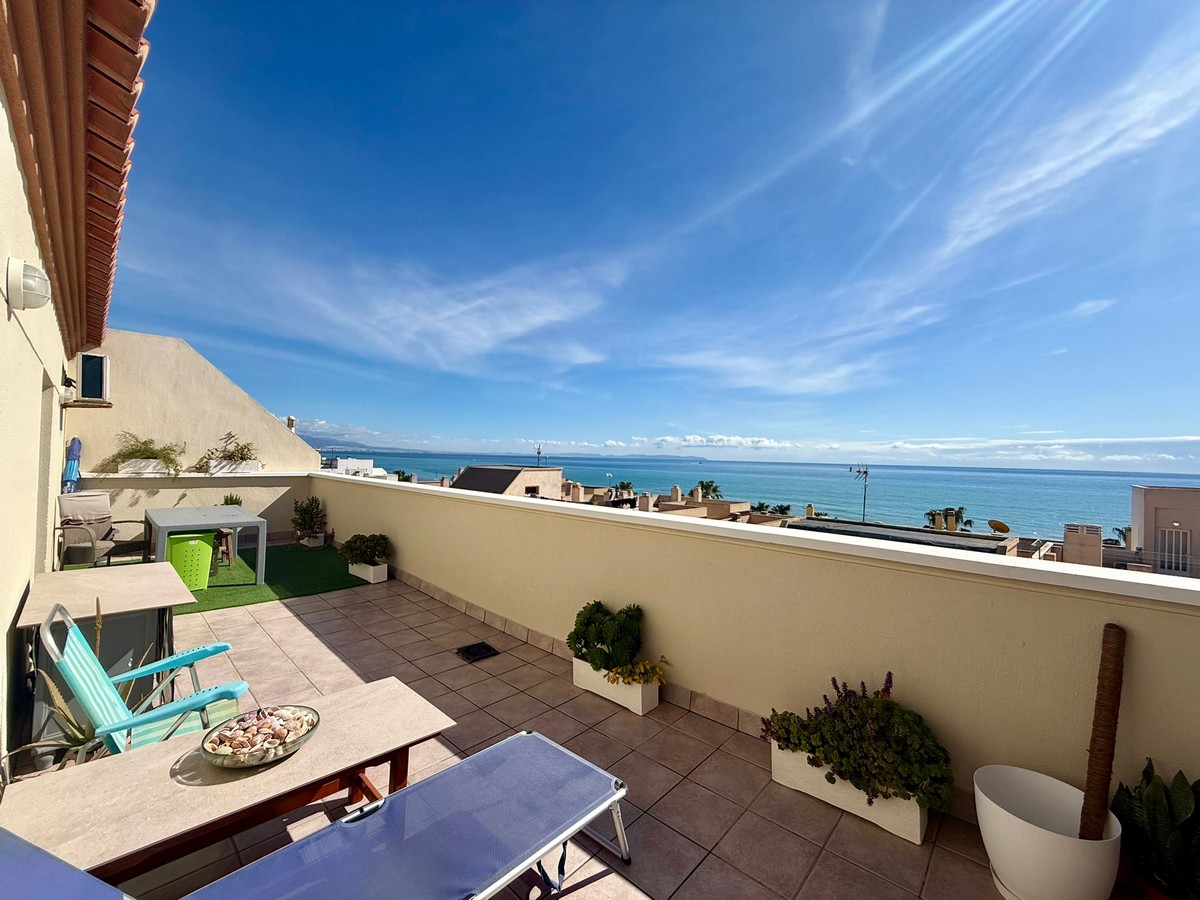 Ático con vistas al mar en Playa de la Bajadilla