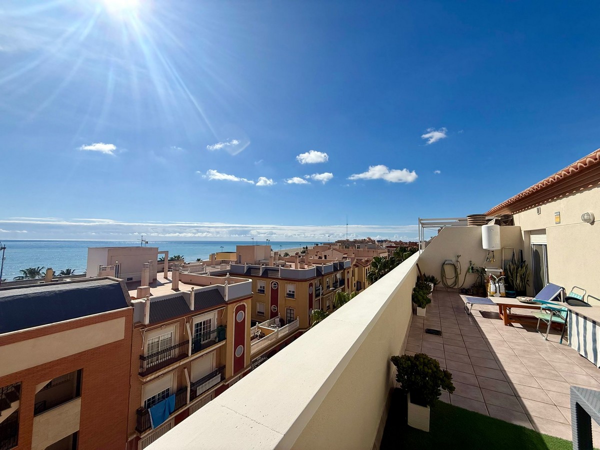 Ático con vistas al mar en Playa de la Bajadilla