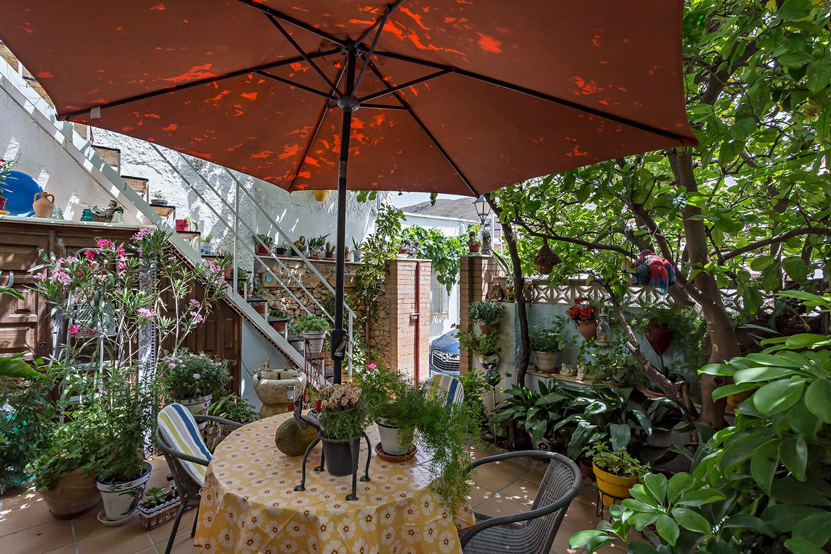 Coqueta Casa De Pueblo Con Alma Y Vistas Despejadas