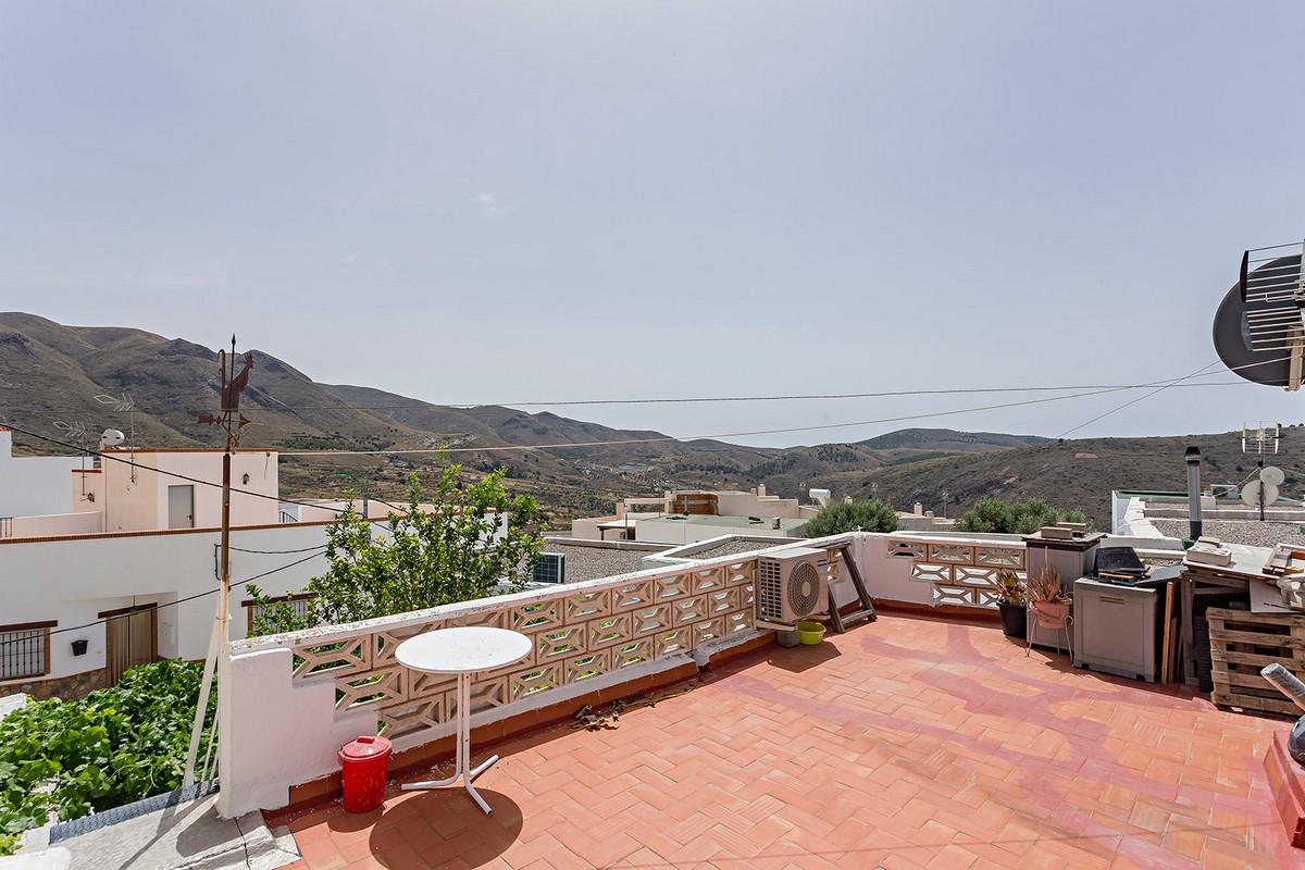 Coqueta Casa De Pueblo Con Alma Y Vistas Despejadas