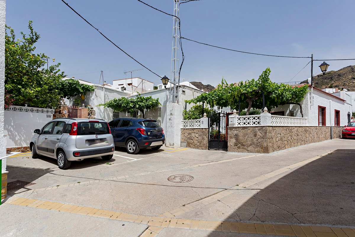 Coqueta Casa De Pueblo Con Alma Y Vistas Despejadas