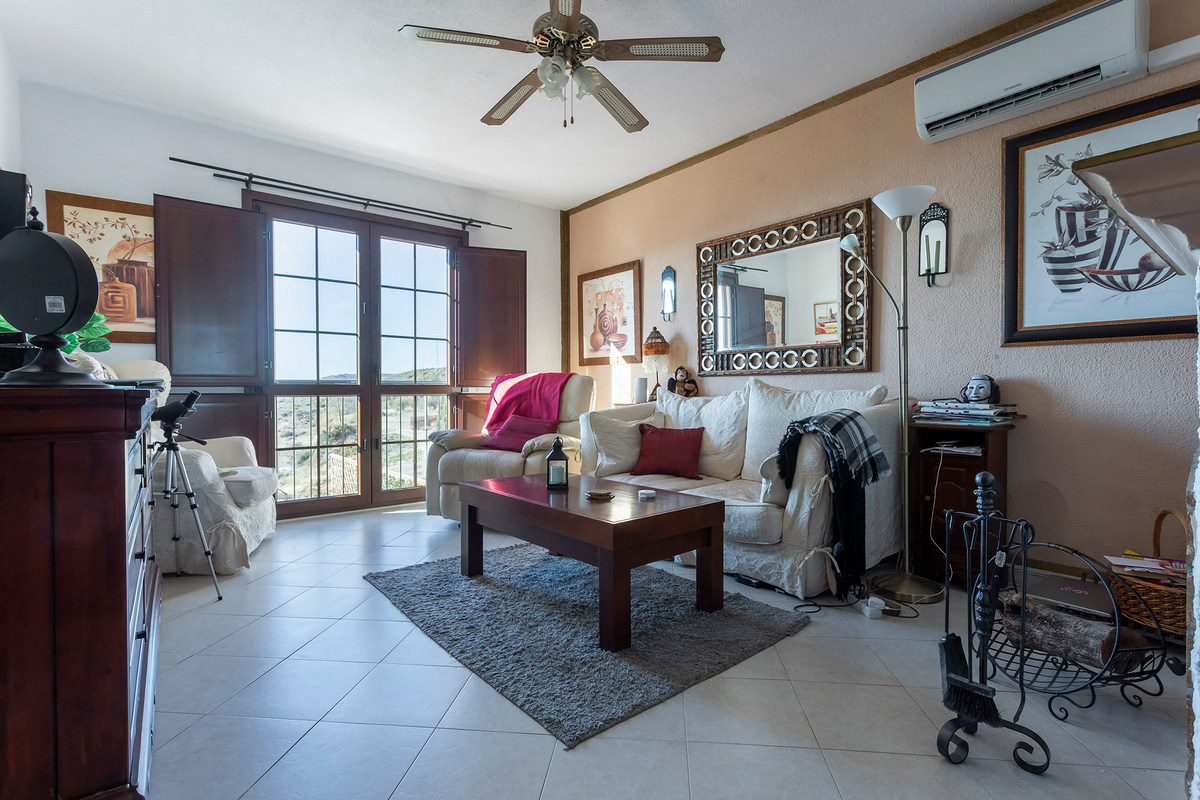 Chalet adosado con vistas espectaculares en Eníx