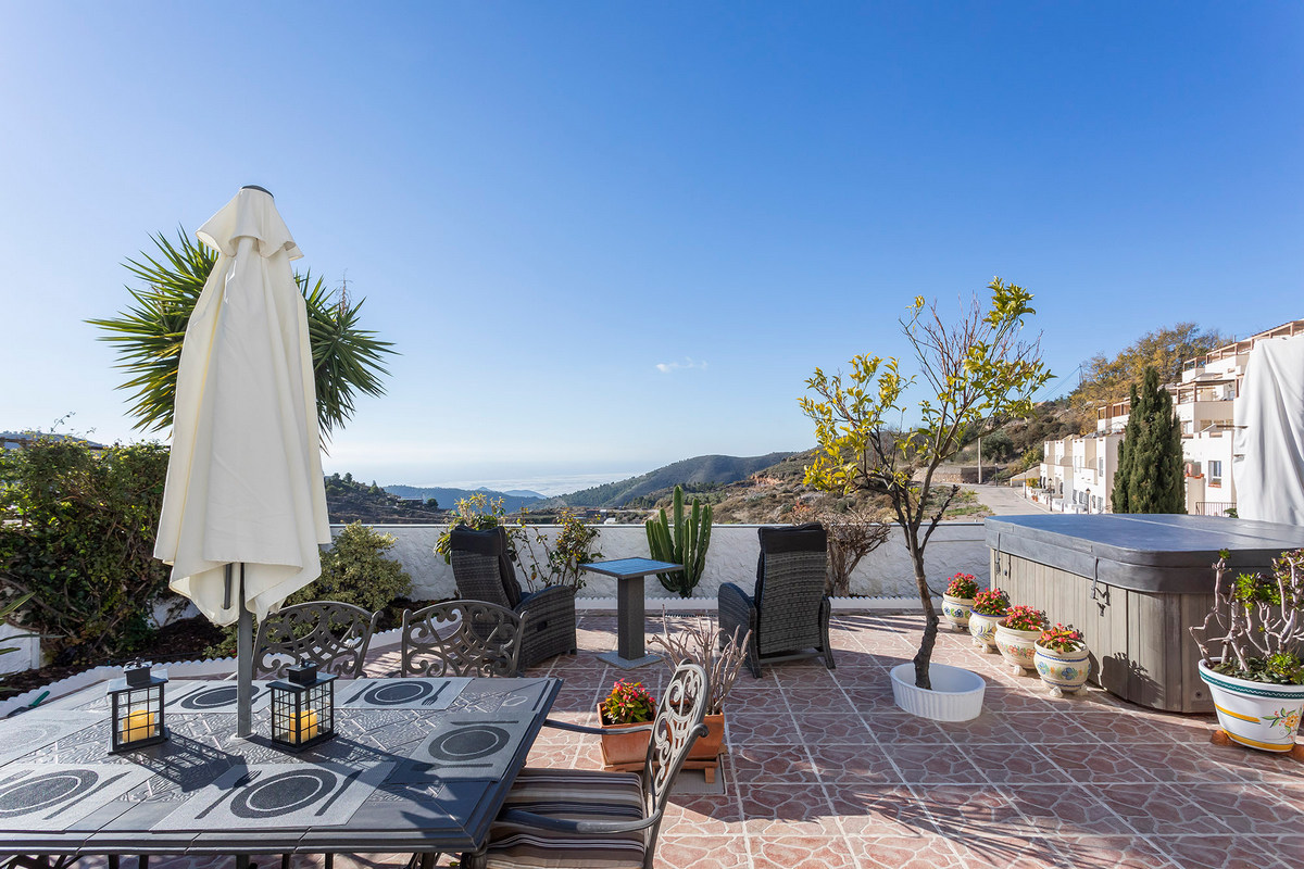 Chalet adosado con vistas espectaculares en Eníx