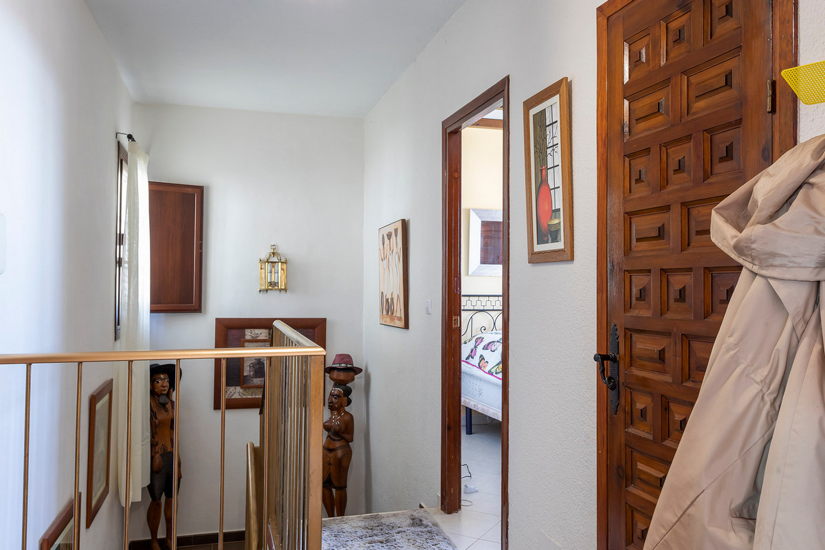 Chalet adosado con vistas espectaculares en Eníx