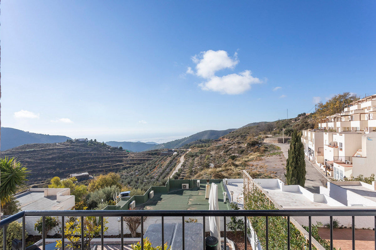 Chalet adosado con vistas espectaculares en Eníx