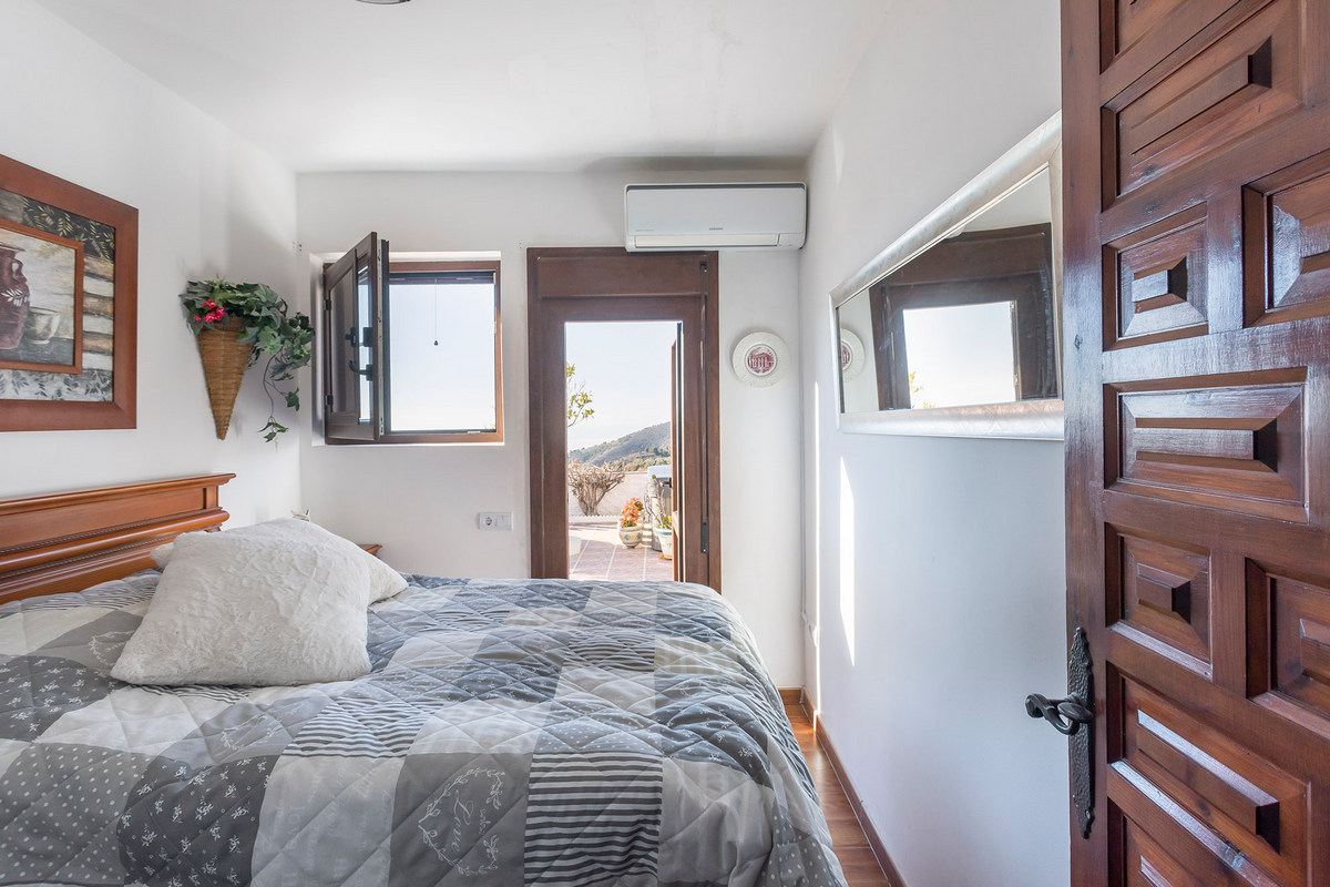 Chalet adosado con vistas espectaculares en Eníx