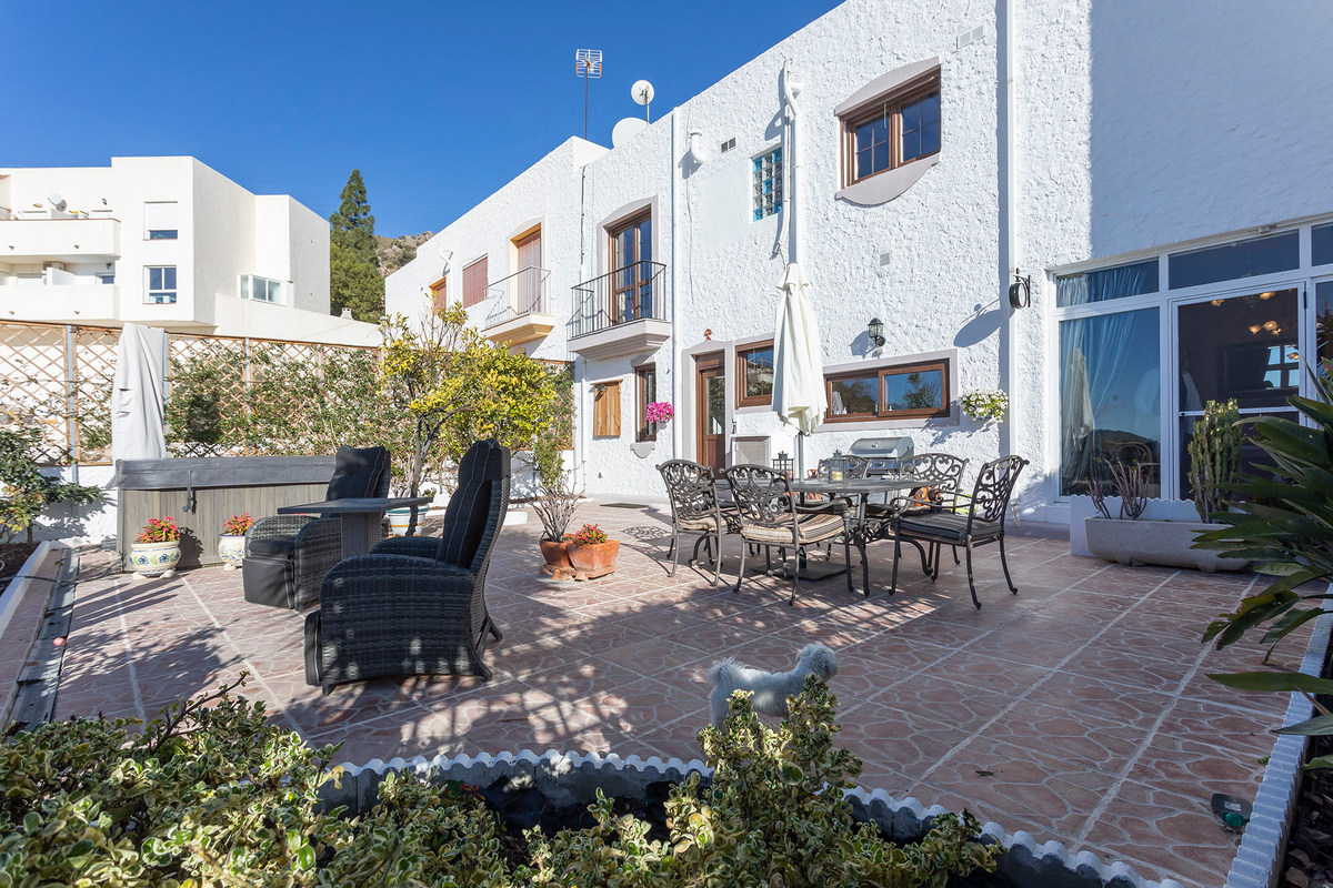 Chalet adosado con vistas espectaculares en Eníx