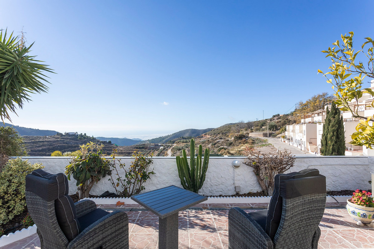 Chalet adosado con vistas espectaculares en Eníx