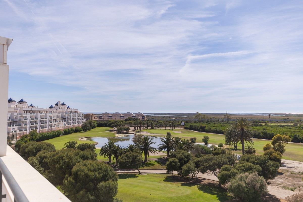 Ático listo para entrar a vivir en el complejo Agua Serena, 2ª línea de playa