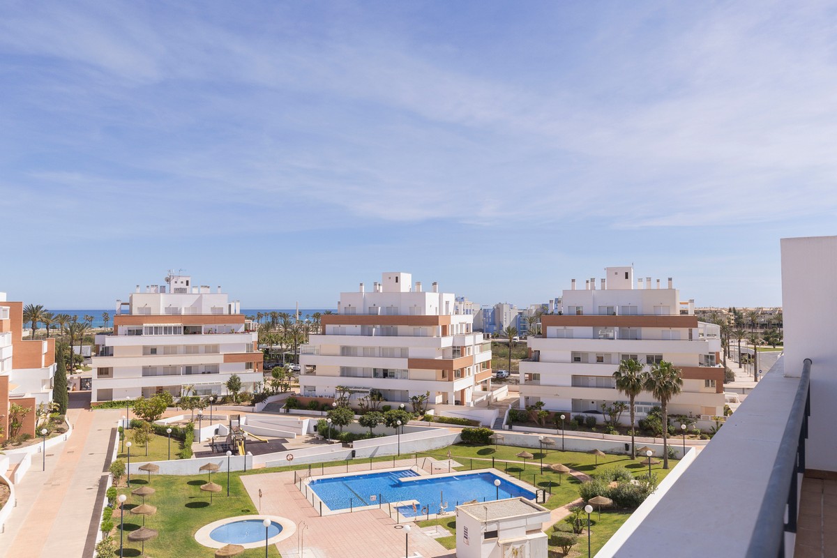 Ático listo para entrar a vivir en el complejo Agua Serena, 2ª línea de playa