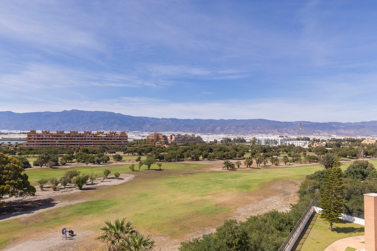 Ático listo para entrar a vivir en el complejo Agua Serena, 2ª línea de playa
