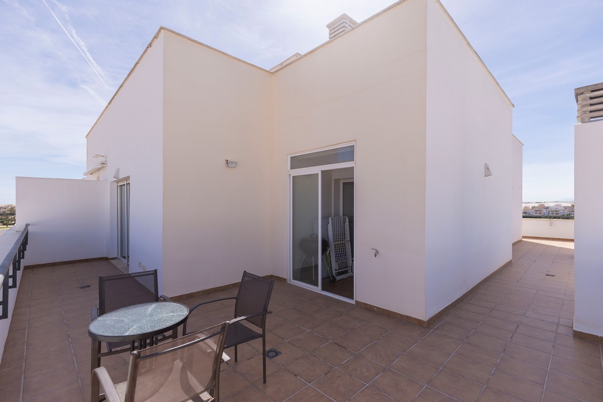 Ático listo para entrar a vivir en el complejo Agua Serena, 2ª línea de playa