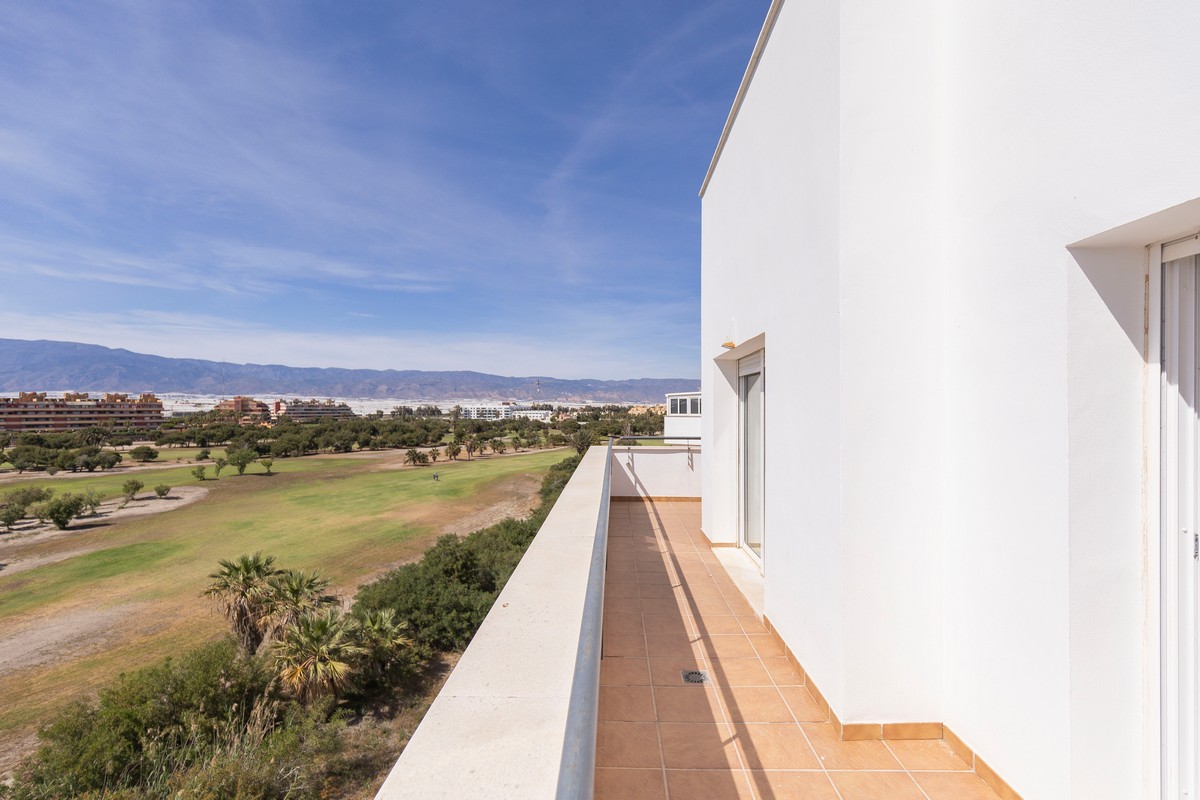 Ático listo para entrar a vivir en el complejo Agua Serena, 2ª línea de playa