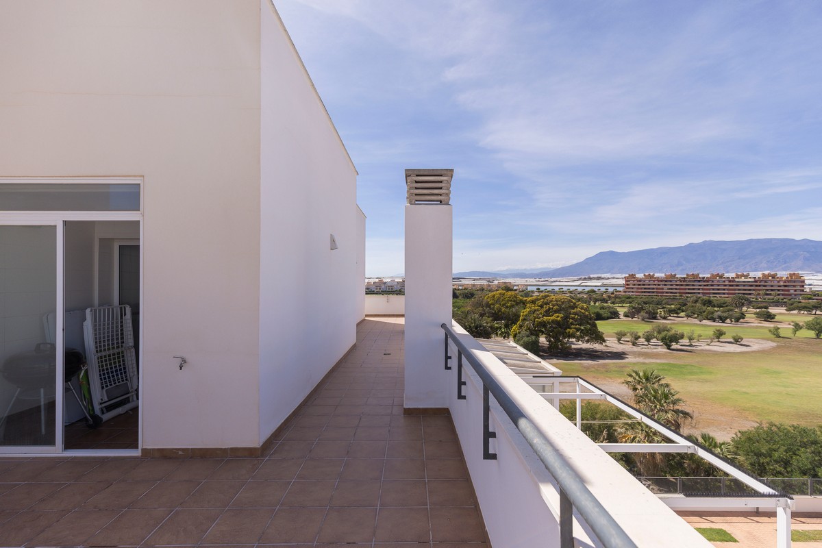 Ático listo para entrar a vivir en el complejo Agua Serena, 2ª línea de playa