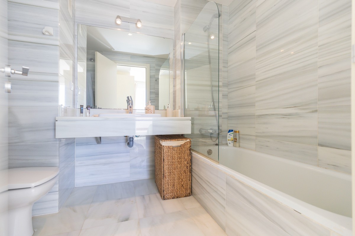 Ático listo para entrar a vivir en el complejo Agua Serena, 2ª línea de playa