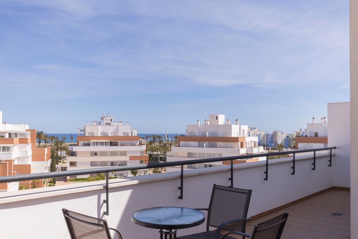 Ático listo para entrar a vivir en el complejo Agua Serena, 2ª línea de playa