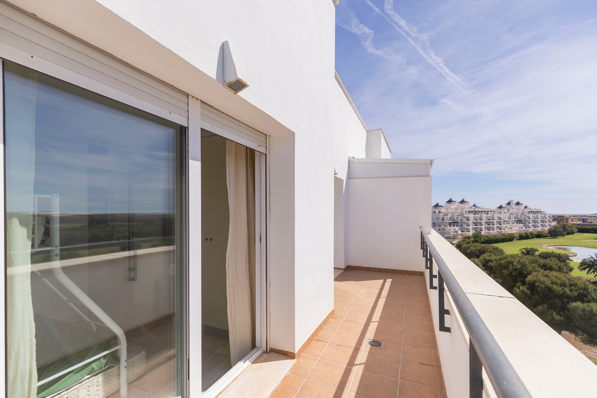 Ático listo para entrar a vivir en el complejo Agua Serena, 2ª línea de playa