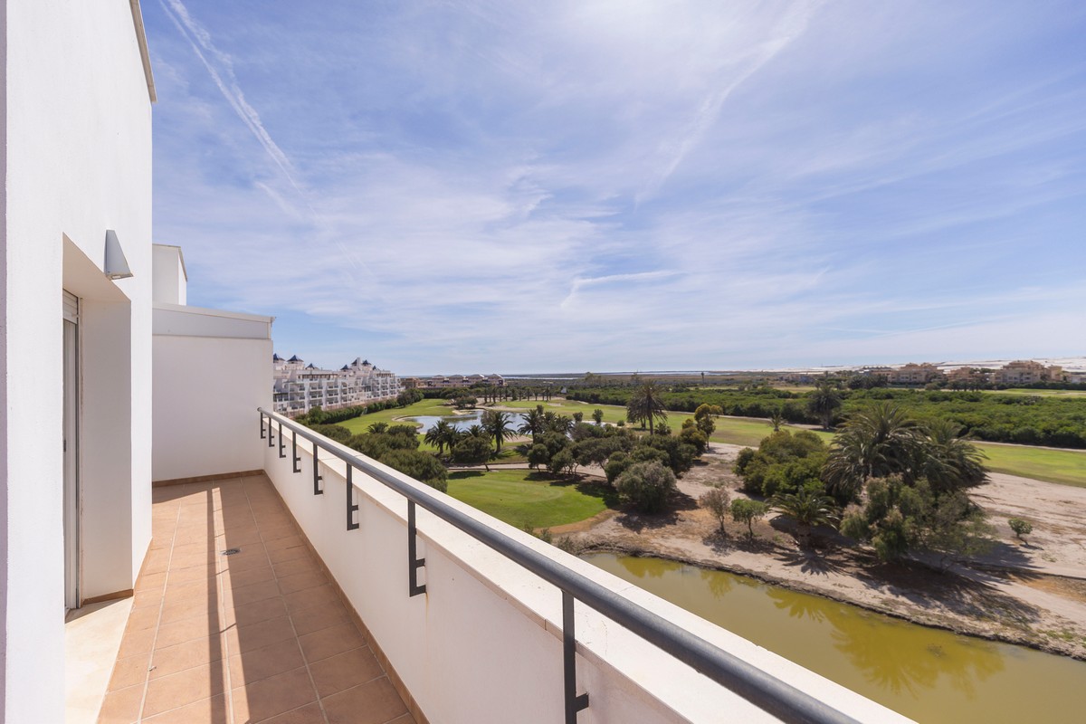 Ático listo para entrar a vivir en el complejo Agua Serena, 2ª línea de playa