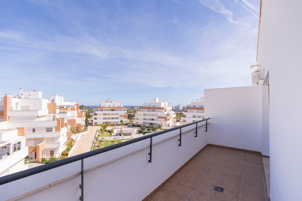 Ático listo para entrar a vivir en el complejo Agua Serena, 2ª línea de playa