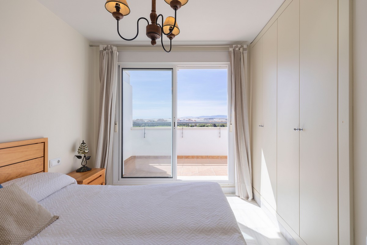 Ático listo para entrar a vivir en el complejo Agua Serena, 2ª línea de playa