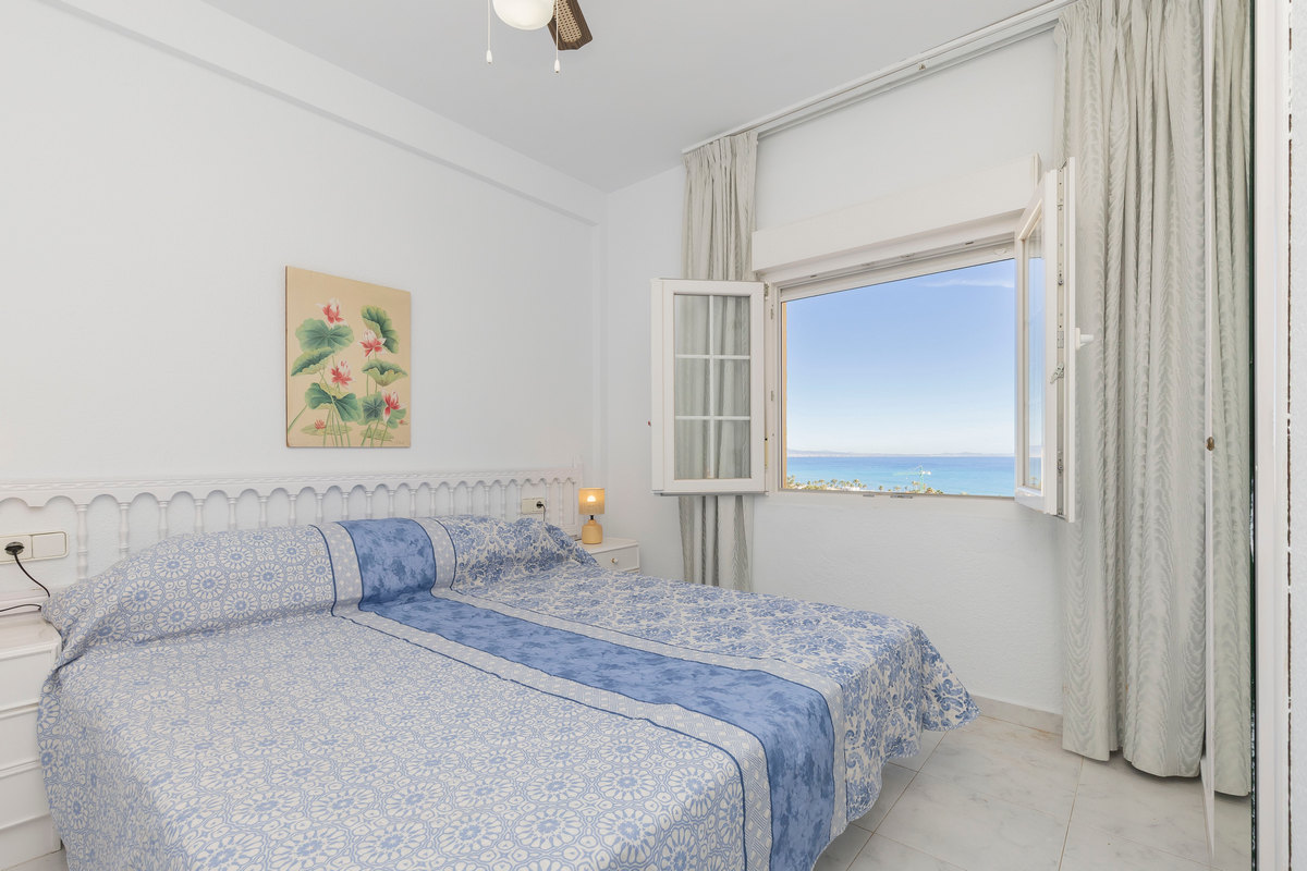 Luminoso ático de 3 dormitorios con vistas al mar en Edf. Atalaya
