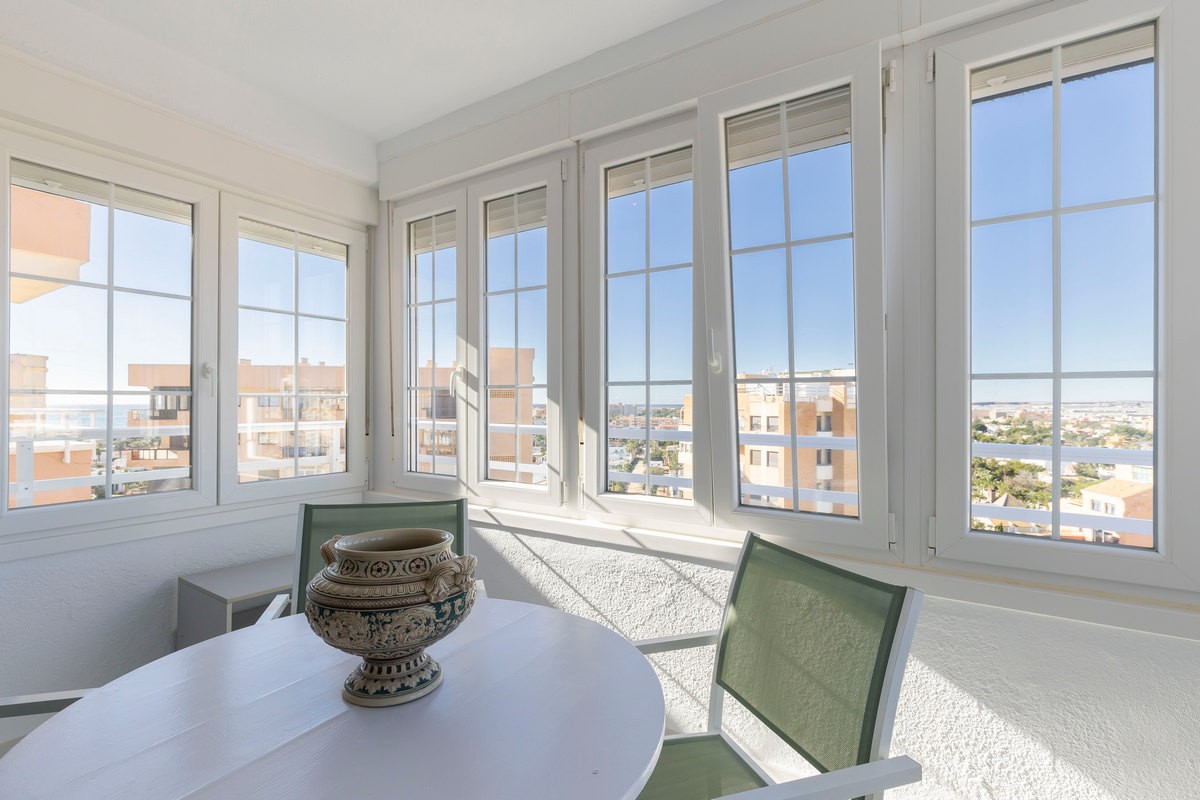 Luminoso ático de 3 dormitorios con vistas al mar en Edf. Atalaya