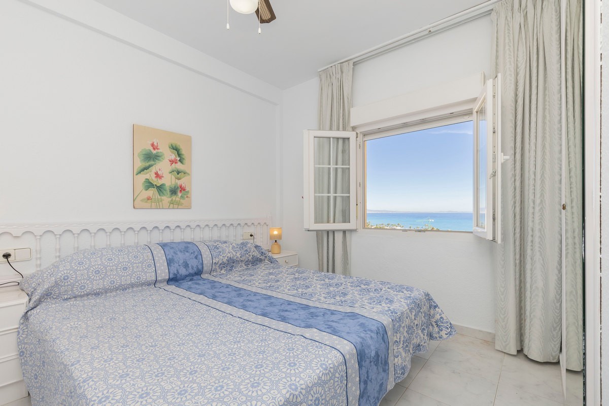 Luminoso ático de 3 dormitorios con vistas al mar en Edf. Atalaya