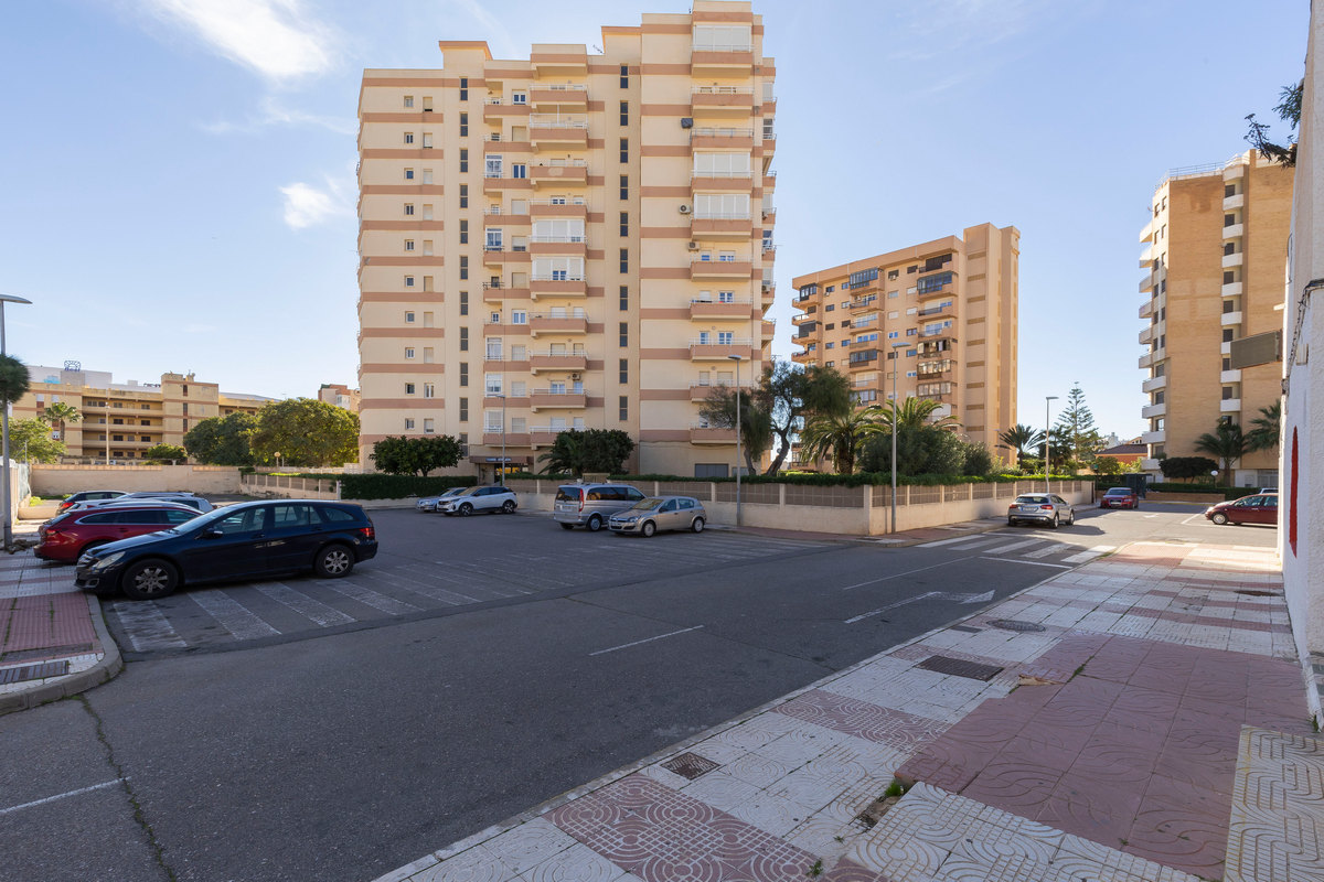 Luminoso ático de 3 dormitorios con vistas al mar en Edf. Atalaya