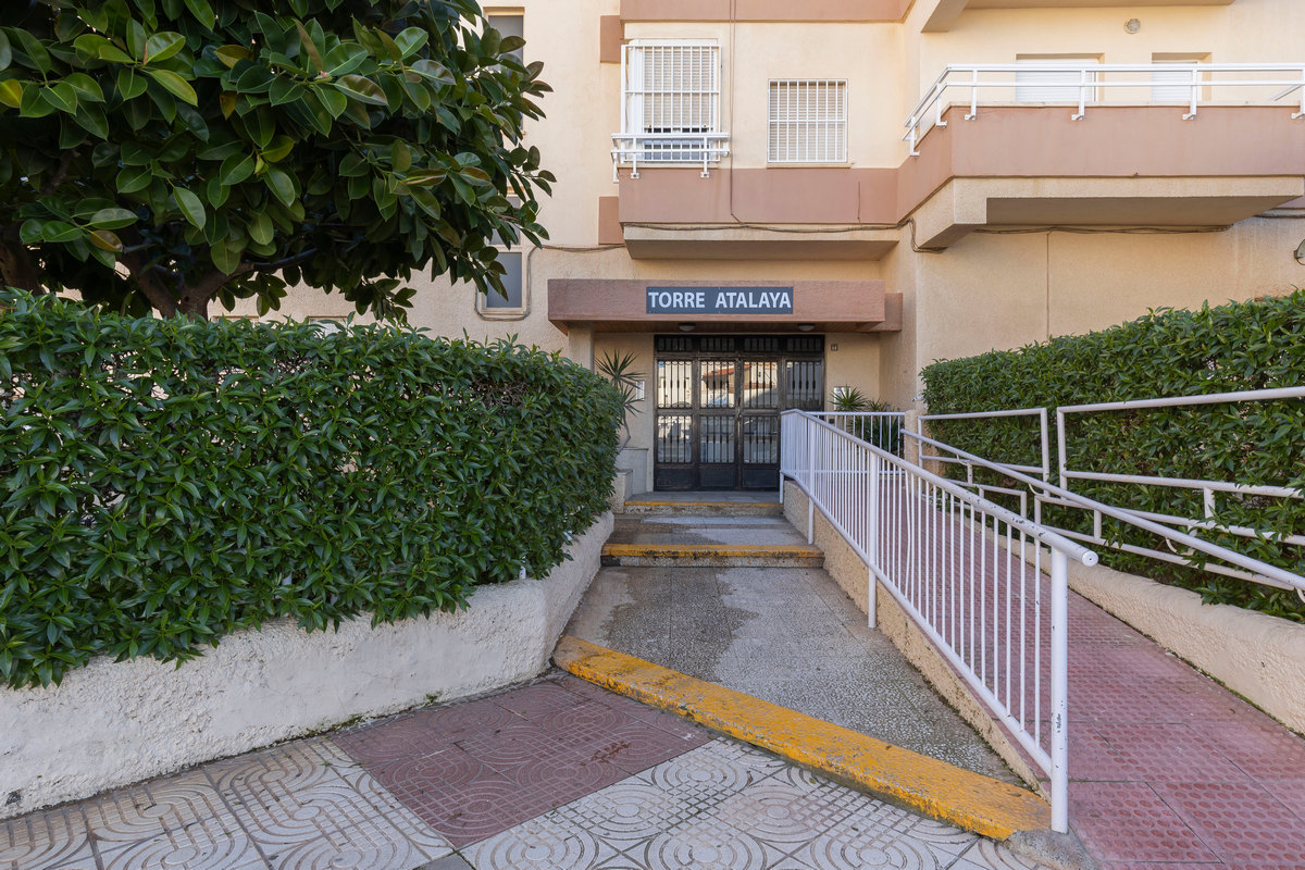 Luminoso ático de 3 dormitorios con vistas al mar en Edf. Atalaya