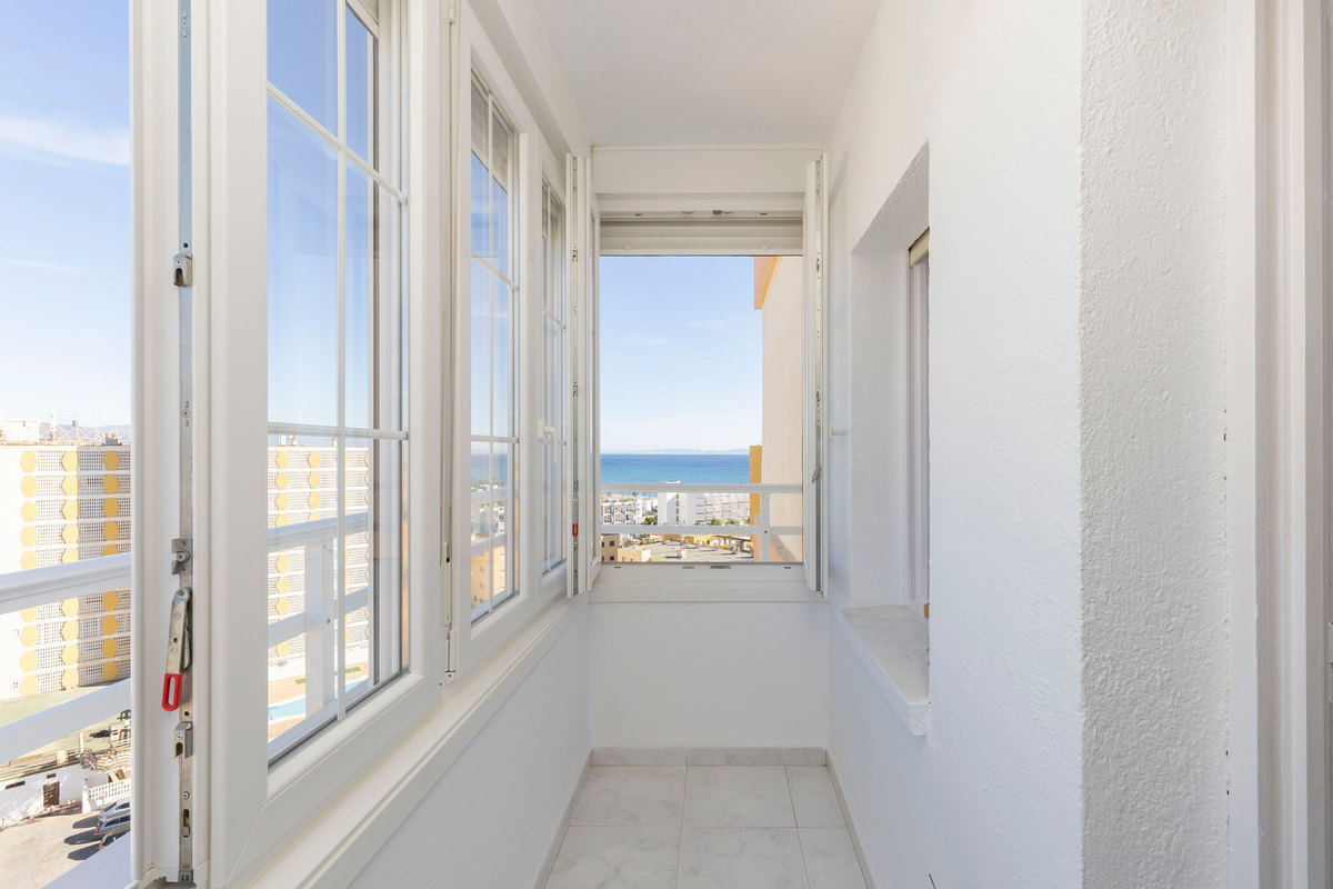 Luminoso ático de 3 dormitorios con vistas al mar en Edf. Atalaya