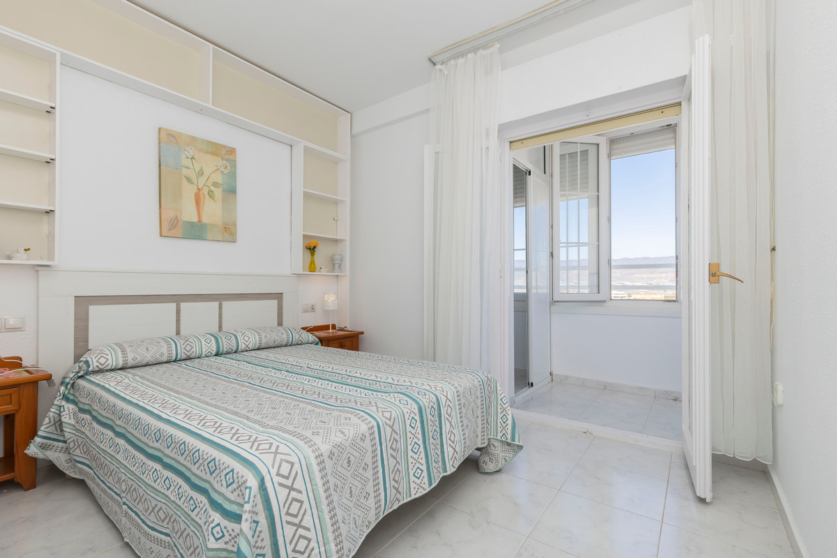 Luminoso ático de 3 dormitorios con vistas al mar en Edf. Atalaya
