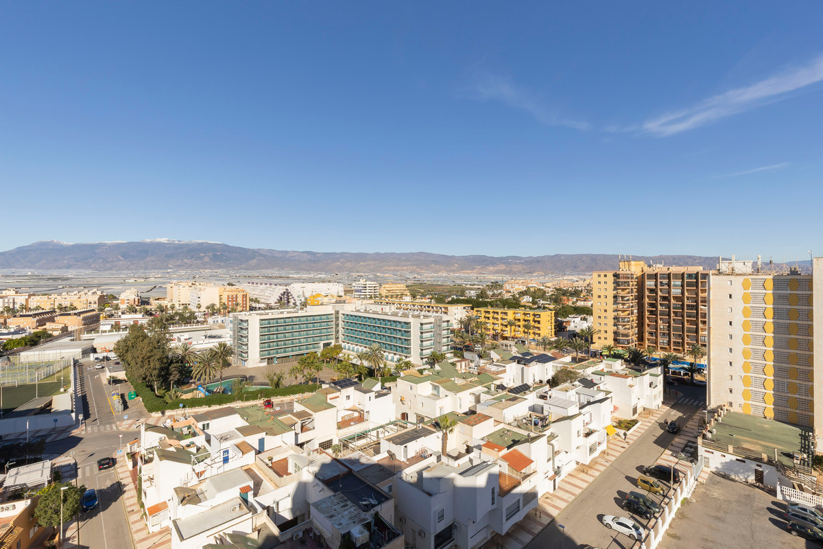 Luminoso ático de 3 dormitorios con vistas al mar en Edf. Atalaya