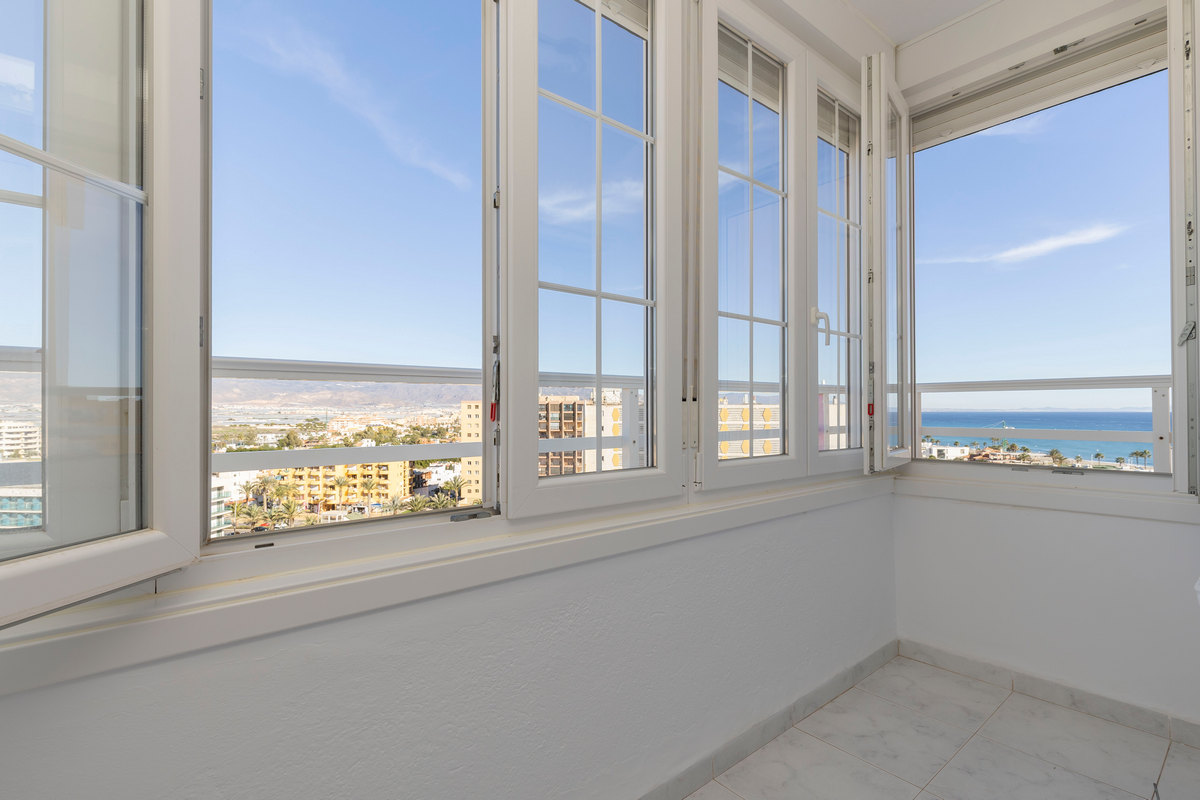 Luminoso ático de 3 dormitorios con vistas al mar en Edf. Atalaya