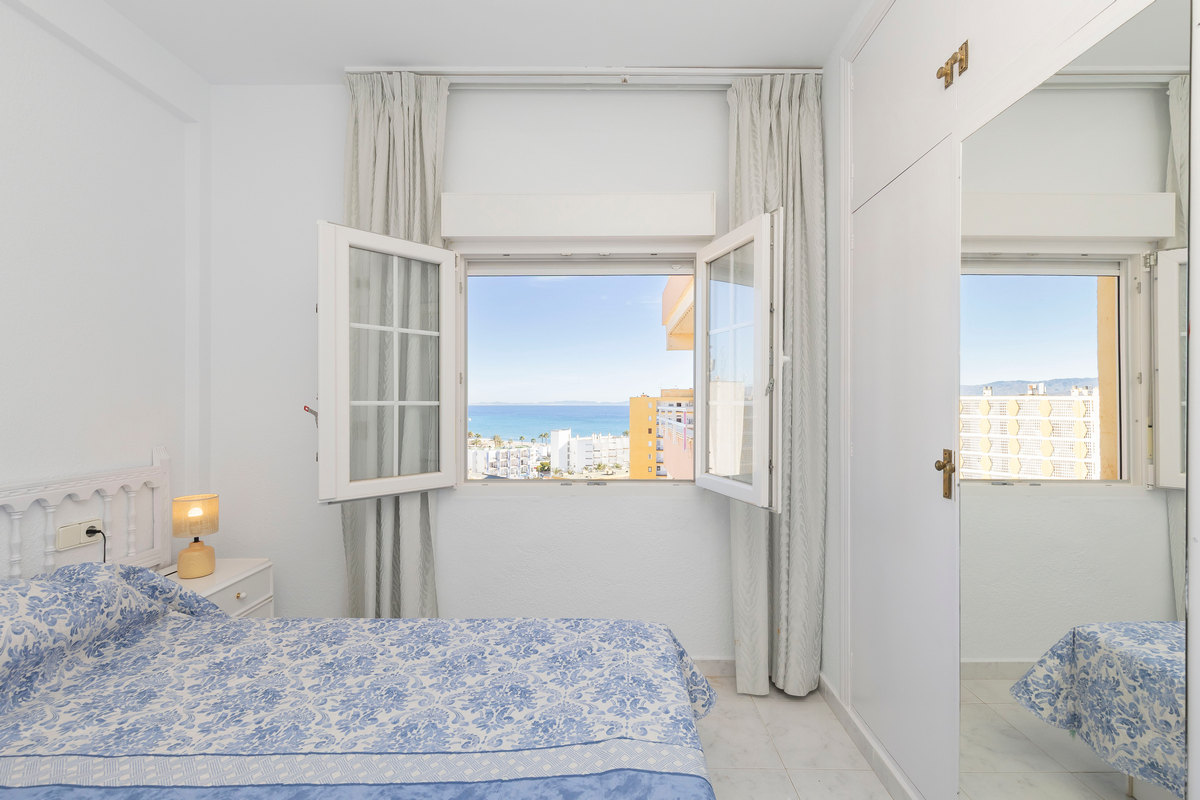 Luminoso ático de 3 dormitorios con vistas al mar en Edf. Atalaya