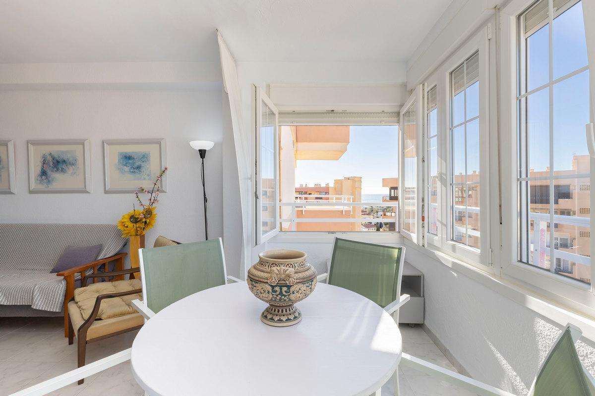 Luminoso ático de 3 dormitorios con vistas al mar en Edf. Atalaya