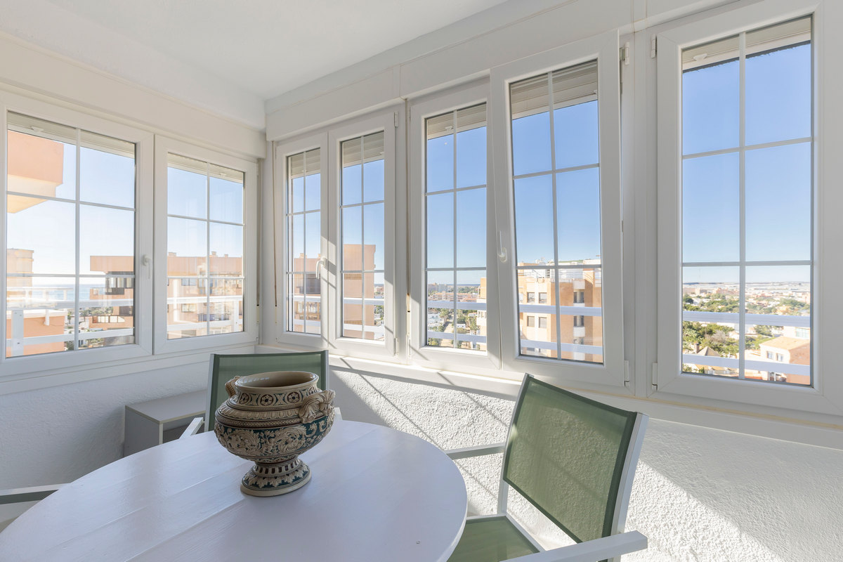 Luminoso ático de 3 dormitorios con vistas al mar en Edf. Atalaya