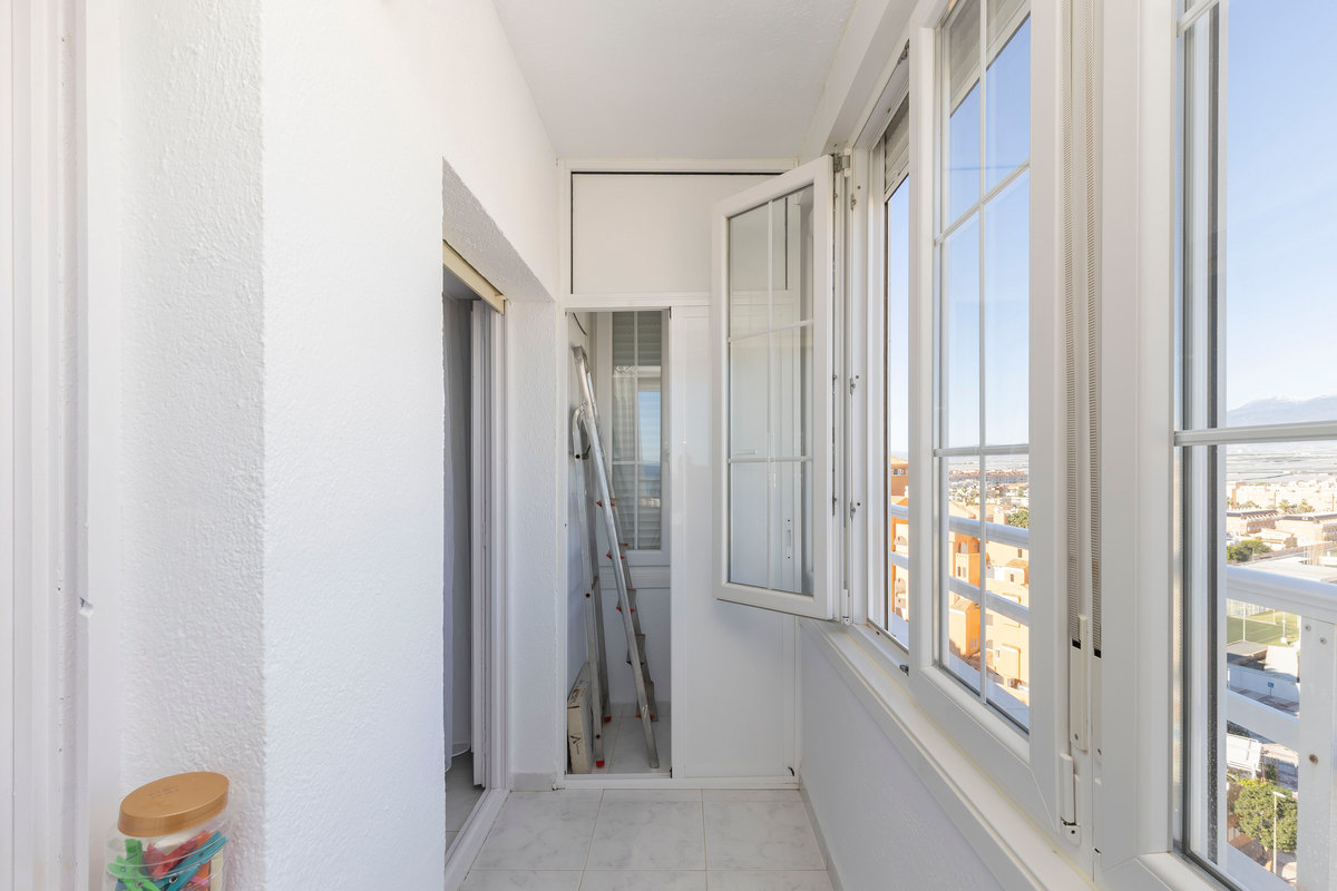 Luminoso ático de 3 dormitorios con vistas al mar en Edf. Atalaya