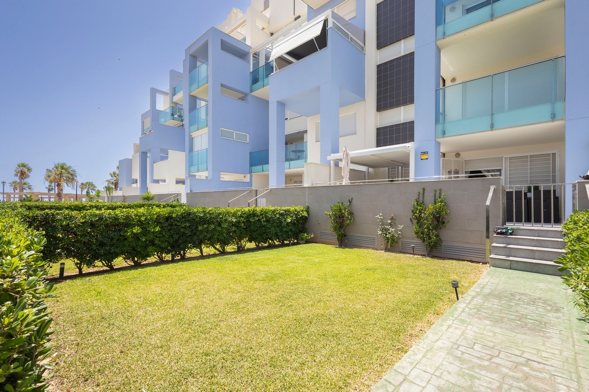 Exclusivo apartamento frente al mar con jardín privado en Complejo Marina Serena Golf