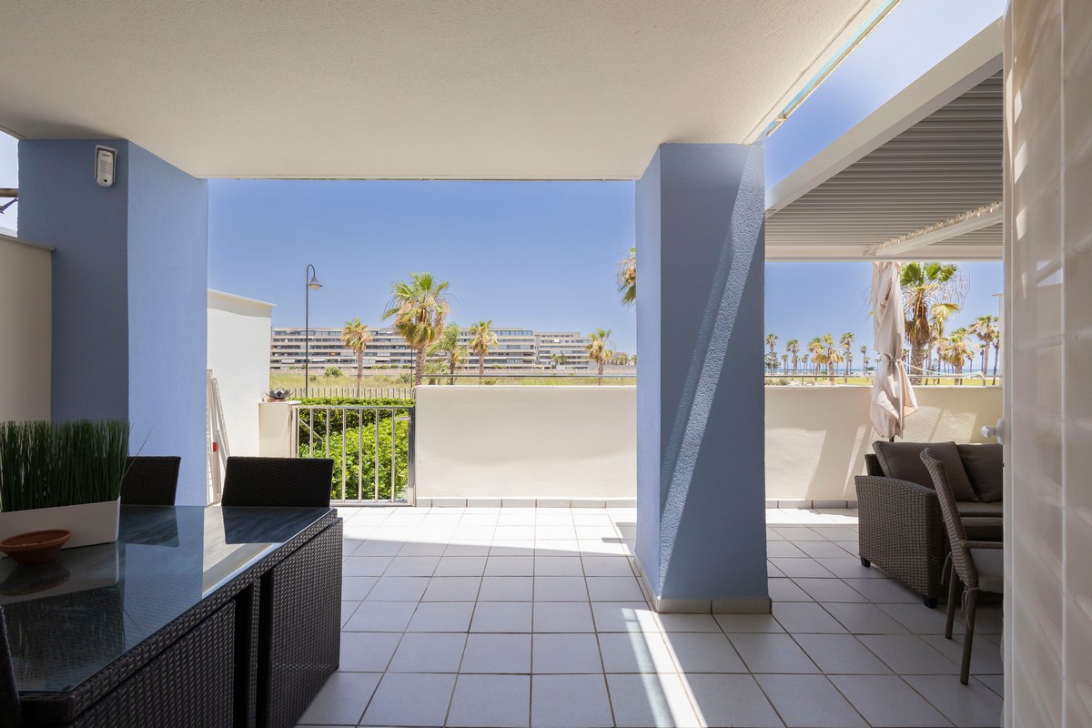 Exclusivo apartamento frente al mar con jardín privado en Complejo Marina Serena Golf