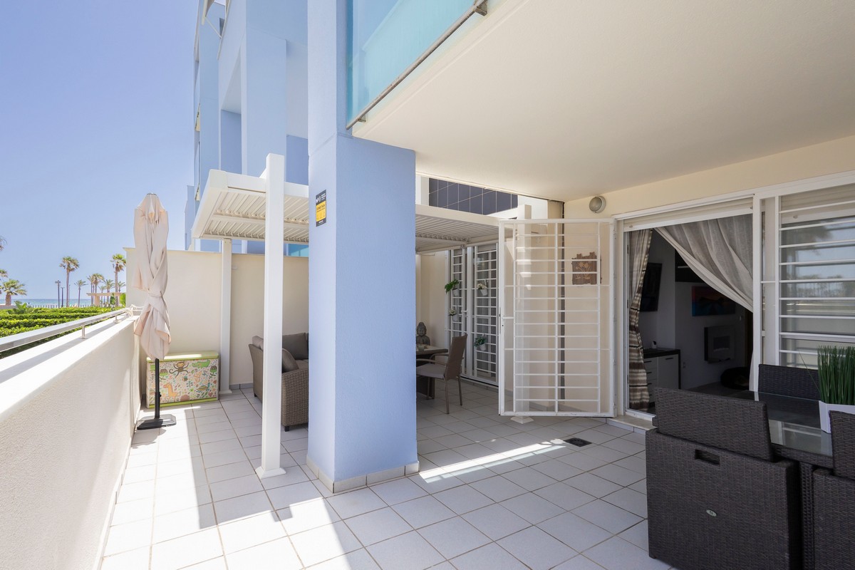 Exclusivo apartamento frente al mar con jardín privado en Complejo Marina Serena Golf