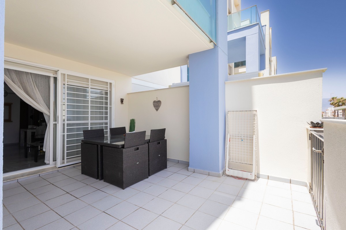 Exclusivo apartamento frente al mar con jardín privado en Complejo Marina Serena Golf
