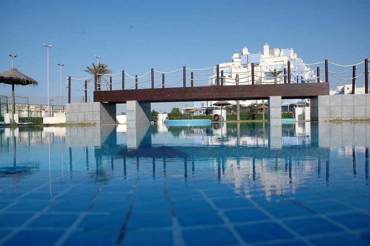 Exclusivo apartamento frente al mar con jardín privado en Complejo Marina Serena Golf