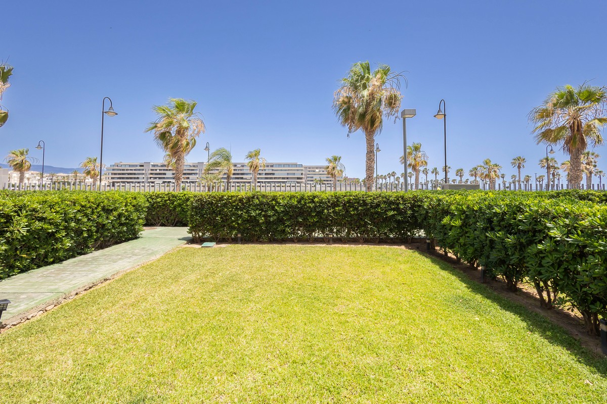 Exclusivo apartamento frente al mar con jardín privado en Complejo Marina Serena Golf
