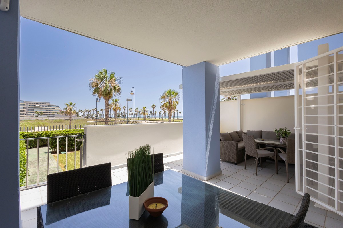 Exclusivo apartamento frente al mar con jardín privado en Complejo Marina Serena Golf