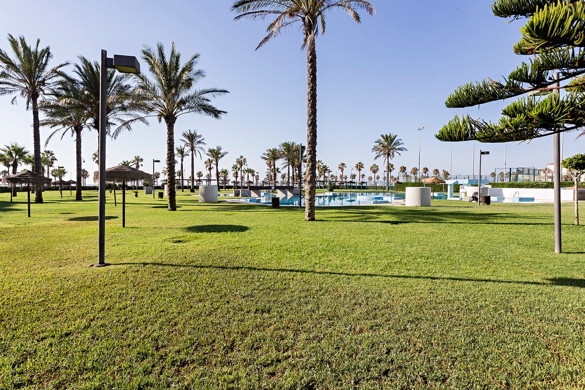 Exclusivo apartamento frente al mar con jardín privado en Complejo Marina Serena Golf