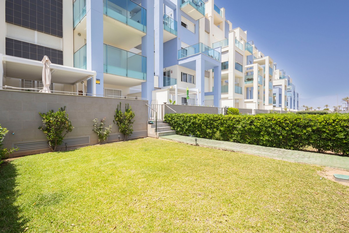 Exclusivo apartamento frente al mar con jardín privado en Complejo Marina Serena Golf
