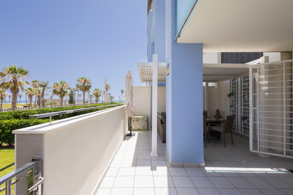 Exclusivo apartamento frente al mar con jardín privado en Complejo Marina Serena Golf