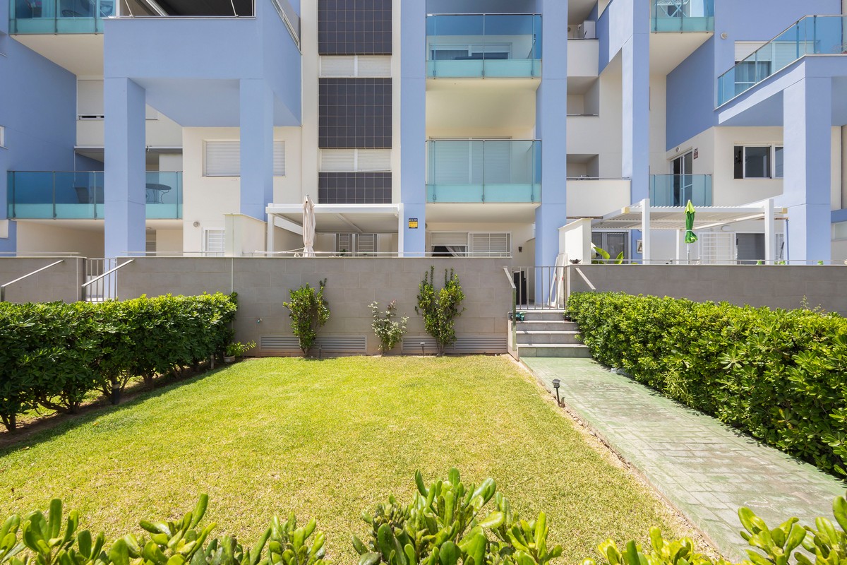 Exclusivo apartamento frente al mar con jardín privado en Complejo Marina Serena Golf